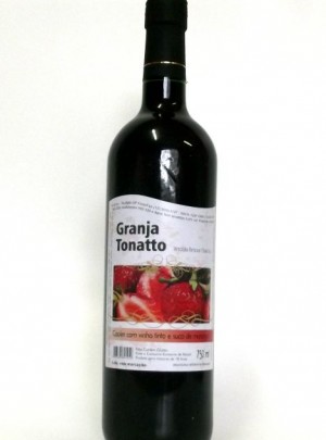 Cooler de Vinho Tinto e Suco de Morango